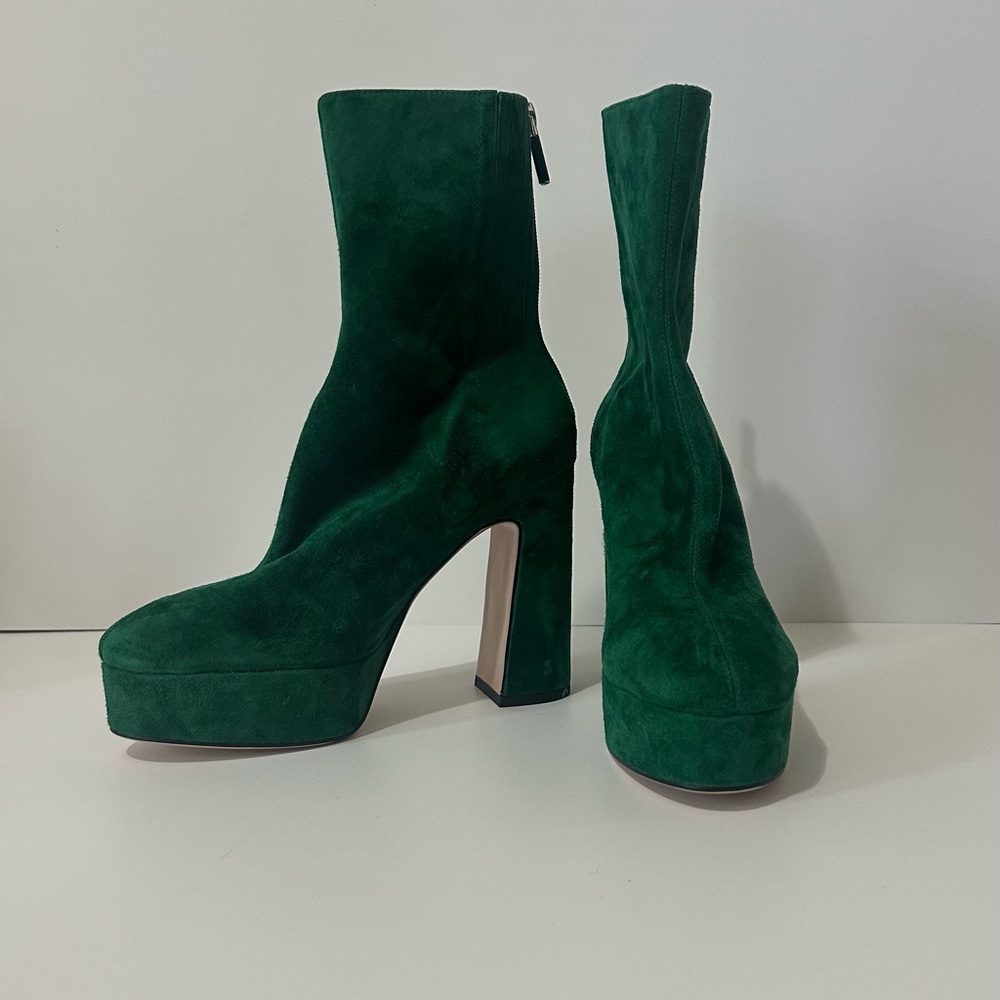 Green Platform Heels - Never Been Worn - Women’s size 7 - Soft Fabric on Shoe